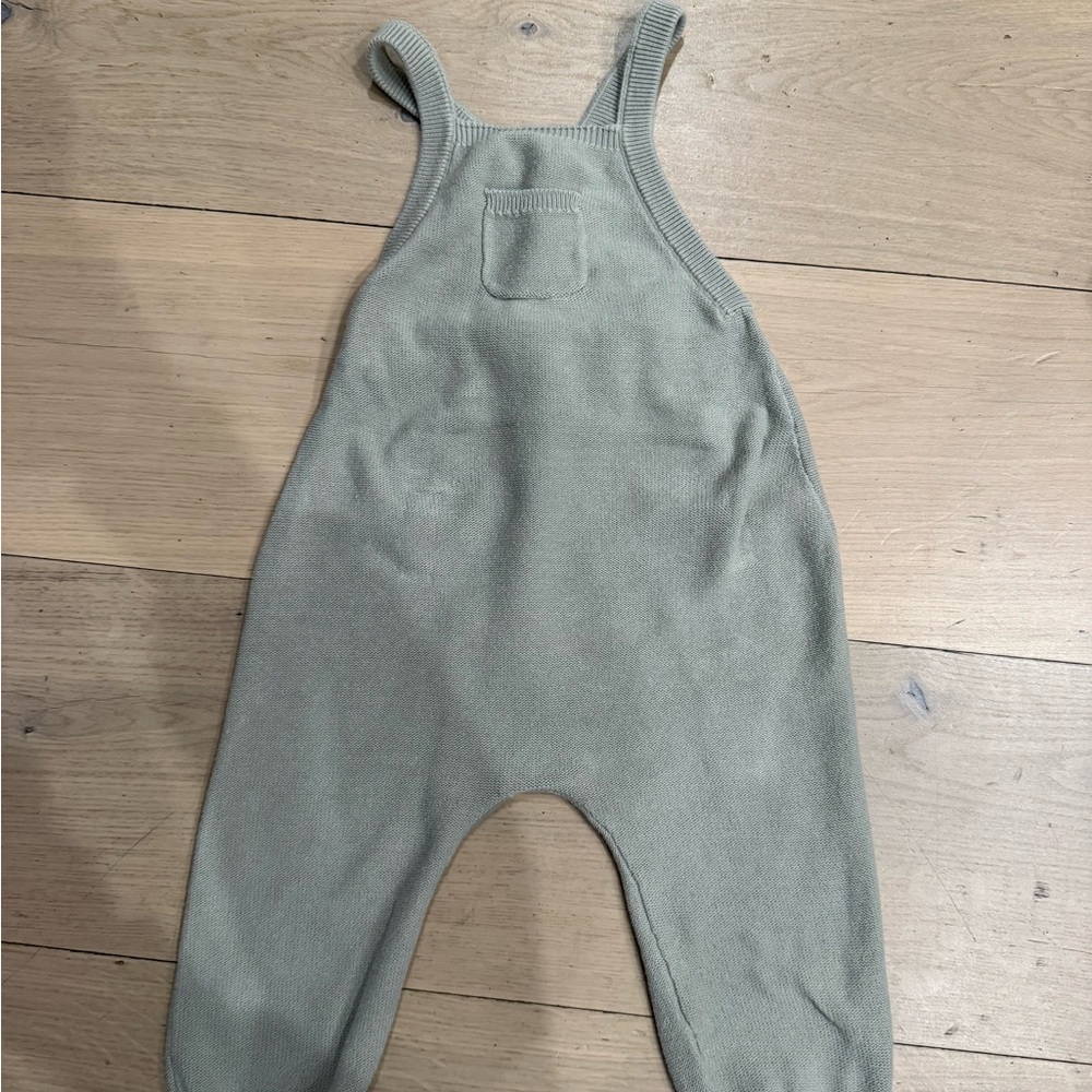 Quincy Mae unisex knit jumper in size 18-24 
Months